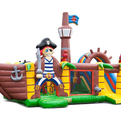 Bunte Piratenschiff-Hüpfburg mit Kapitän, Rutsche und Spielbereichen.