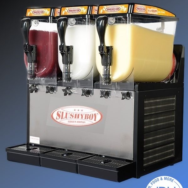 Drei Slush-Eis-Spender in Rot, Weiß und Gelb auf einem silbernen Ständer.