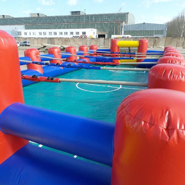 Ein aufblasbares Spielfeld mit roten und blauen Toren für Wasserfußball.